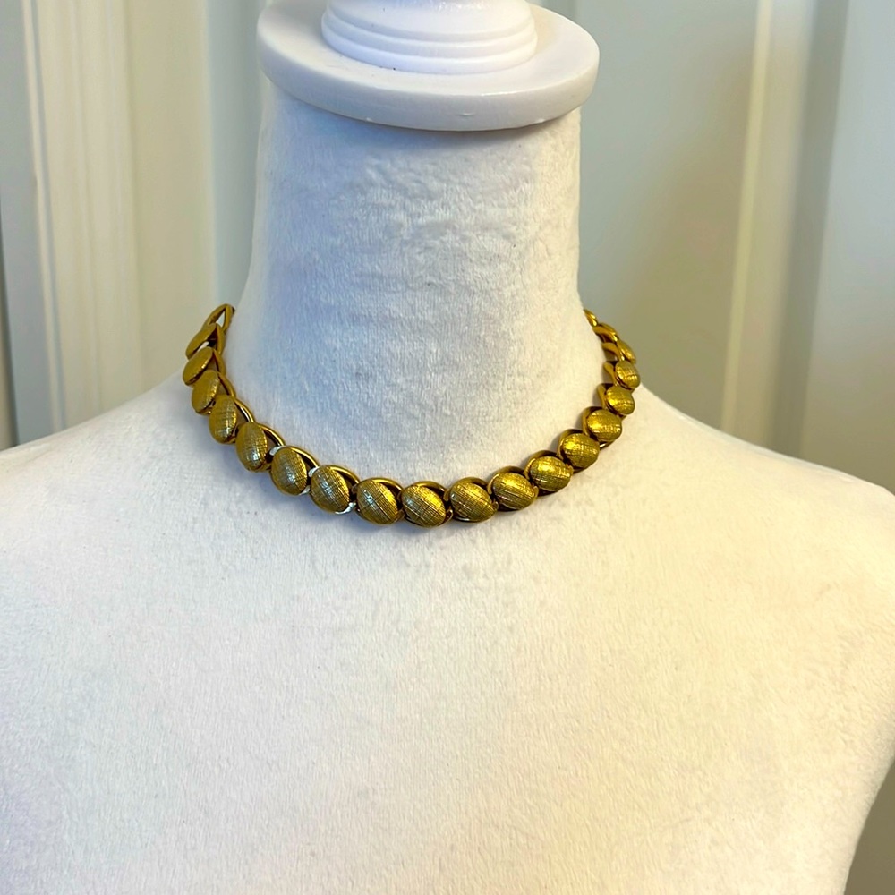 Vintage gold choker in excellent condition